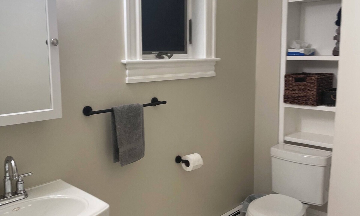 Warren Apartment | Full 2 bedroom apt in beautiful Warren RI Floor 2