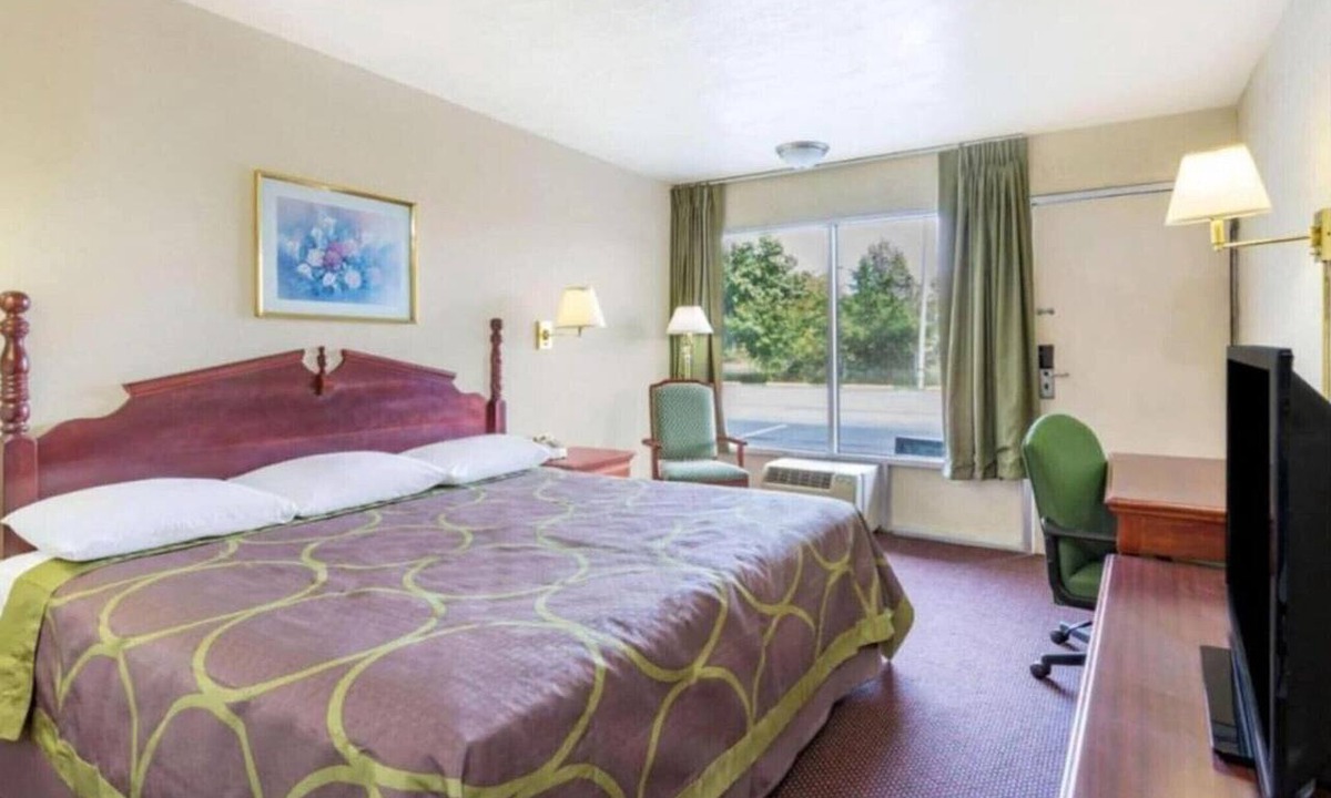 Ashland Apartment | Full Bed Non-Smoking