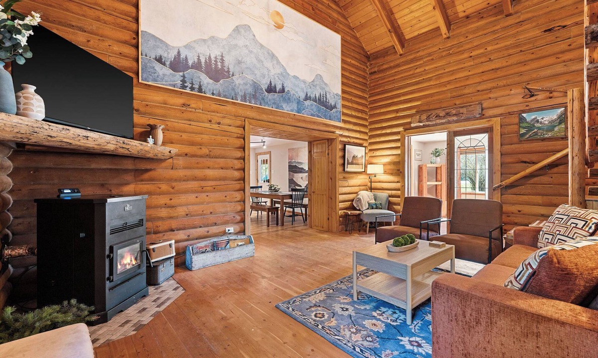 Martin City Cabin | Fully rehabbed log cabin, 15 min to Glacier. 3 queen beds across 2 bedrooms, 2 full baths, fully stocked kitchen, pellet stove & a game loft stocked with 100 movies. The Montana family cabin your family will never stop talking about.