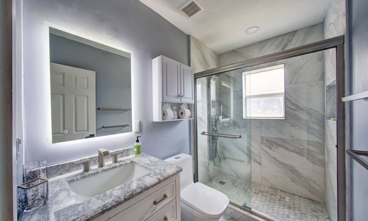 Poinsettia Heights House | *FULLY REMODELED*Tropical Pool House 5min to beach + shops