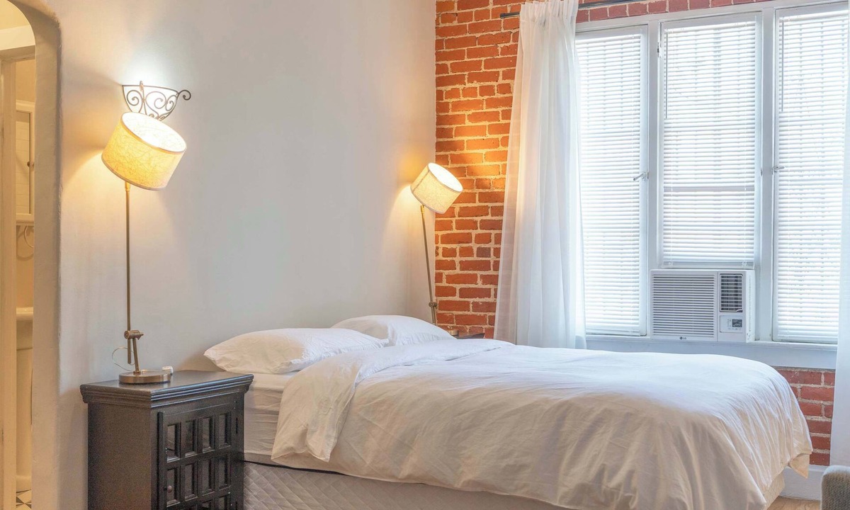 East Hollywood Apartment | Furnished Studio in Silver Lake with Parking