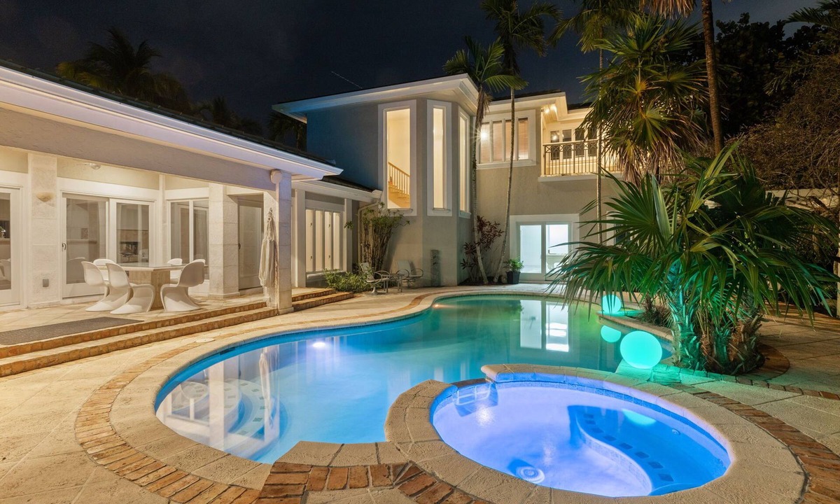 Birch Park Finger Streets House | Gated 5-bedroom resort. Heated pool. Waterviews. Walk to Fort Lauderdale Beach.