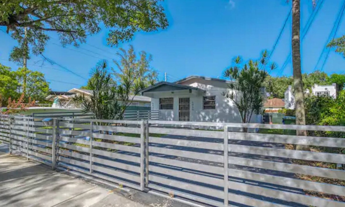 Buena Vista Apartment | Gated Parking 4 Bedroom 2 Bath | Design District 10Min to beach
