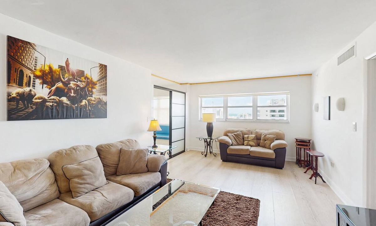 City Center Condo | Getaway condo near the beach with Wifi & fully equipped kitchen