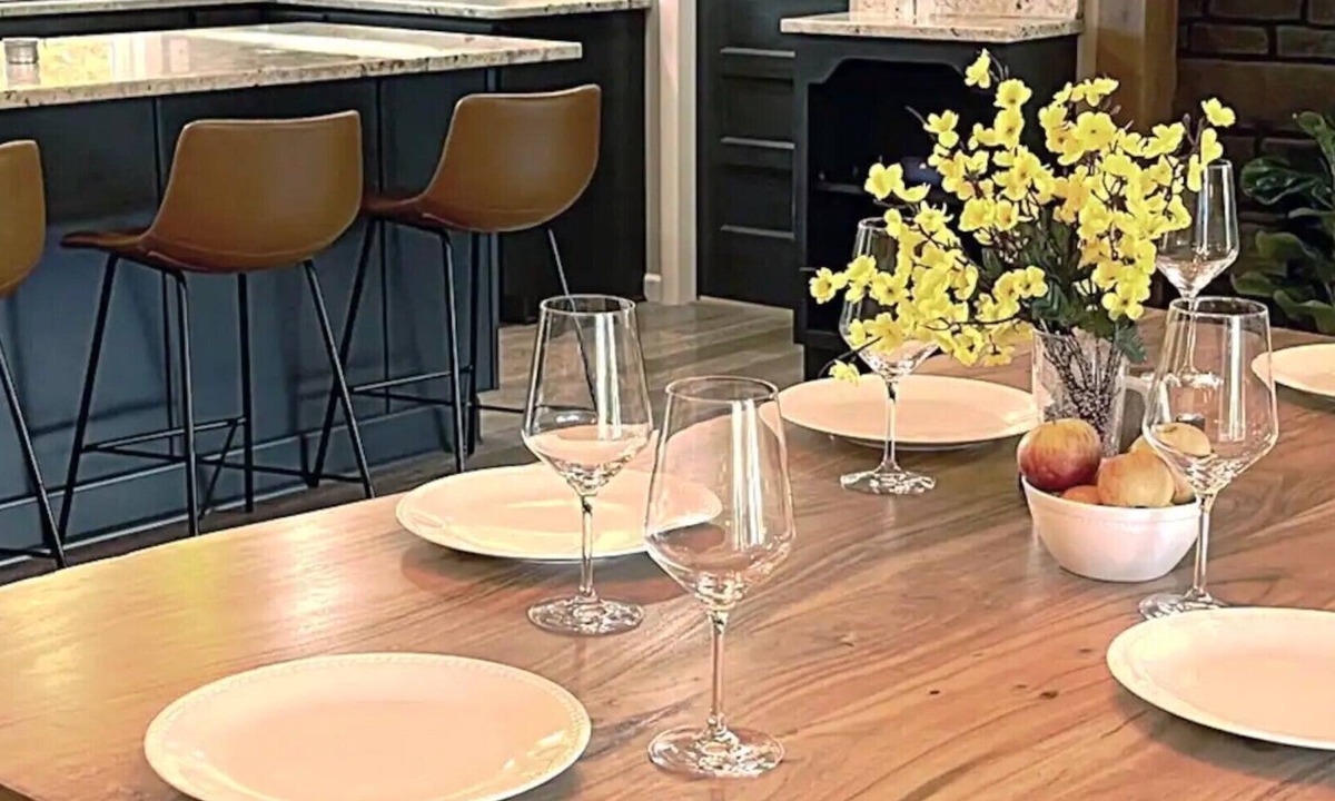 Kalispell House | GlacierPark BaseCamp 4Bd/3ba 2 Kitchens 2 LvgRooms