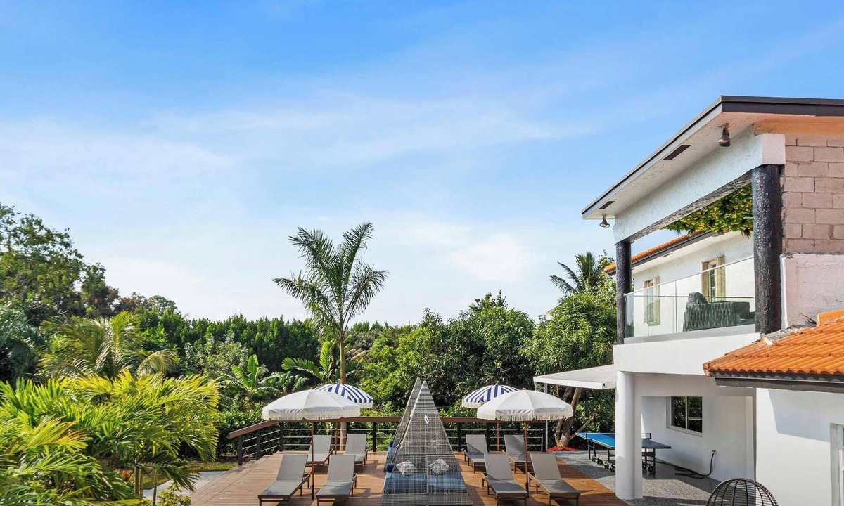 Sunrise House | Glam Manor | 7,000 Ft Mansion with Waterslide | Sauna | Cold plunge