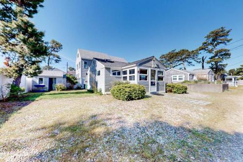 Dennis Port House | Glendon Beach Getaway
