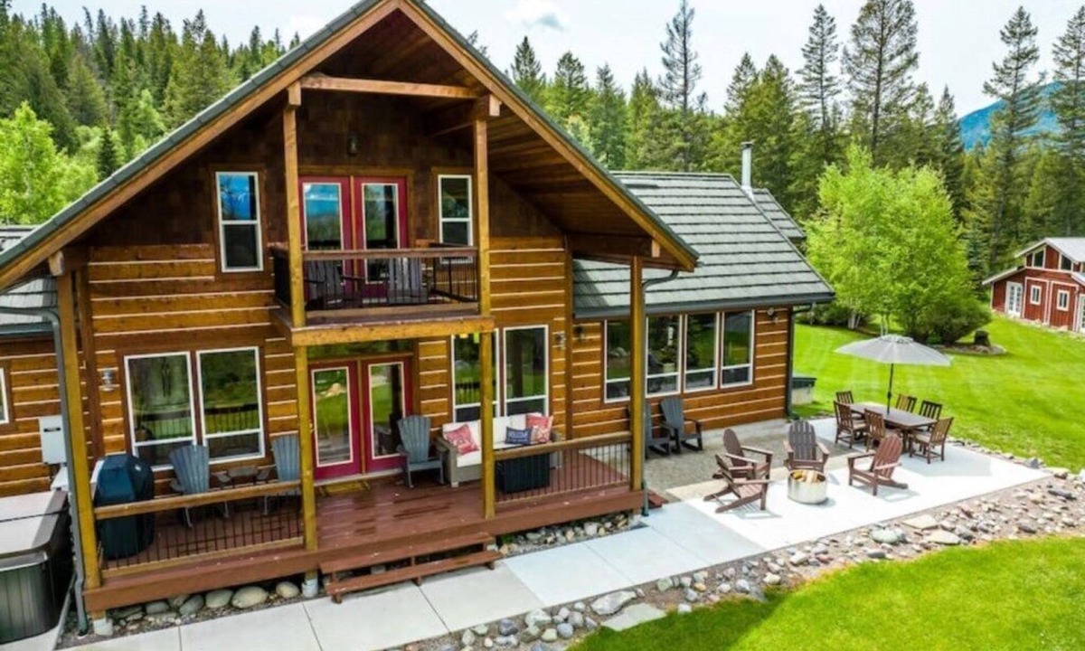 Coram House | Glorious Montana Haven, Views, and Hot Tub