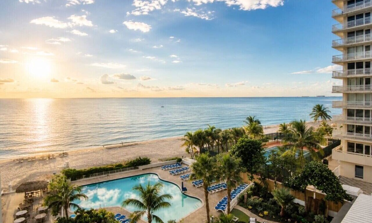 Galt Mile Apartment | ~Golden Sands~Steps to Beach! Pool+Bar Included!