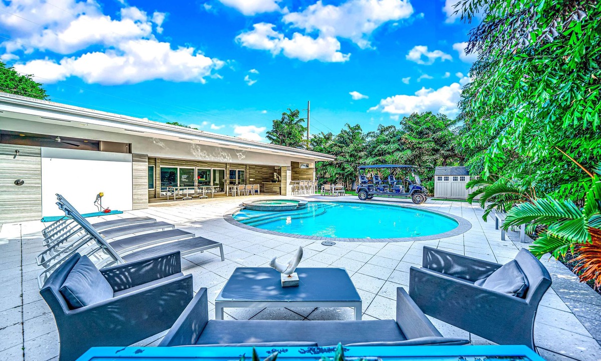 Wilton Manors House | Golf Cart! Hot Tubs+Heated Pool! 1 Mile To Beach! + Private Guest House!