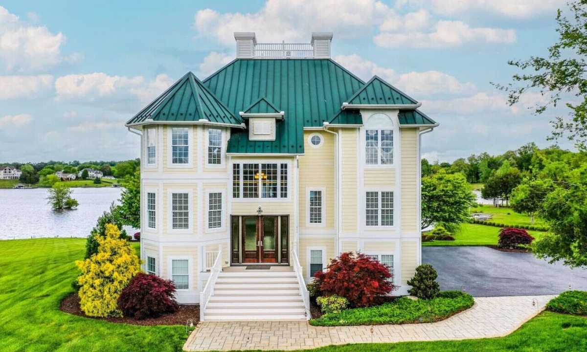 Livingston House | GORGEOUS 5BR/5BA Lake Escape:Beach, Boathouse, Kayaks, Firepit & Game Room+more!