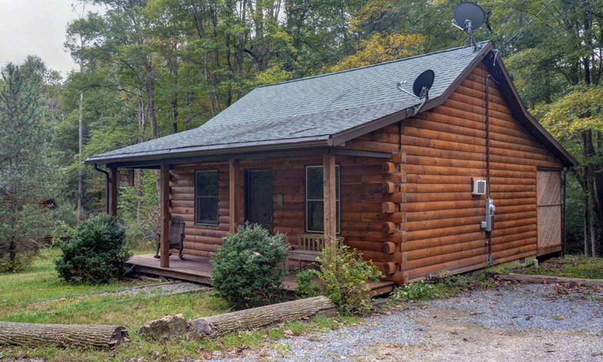 Bruceton Mills Cabin | Gorgeous Cabin with Fire Pit and Hot Tub in Bruceton Mills, West Virginia