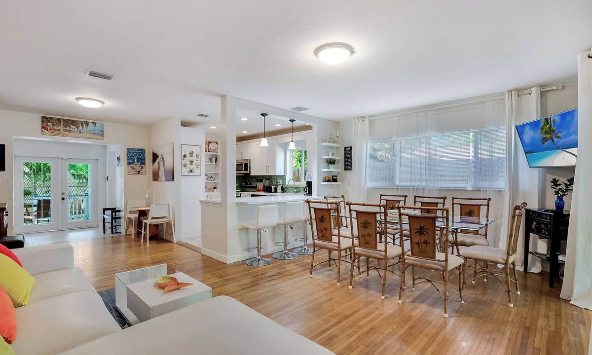 Hallandale Beach House | Gorgeous Home up to 14 Guests 7 beds, minutes from Hallandale/Hollywood Beaches.