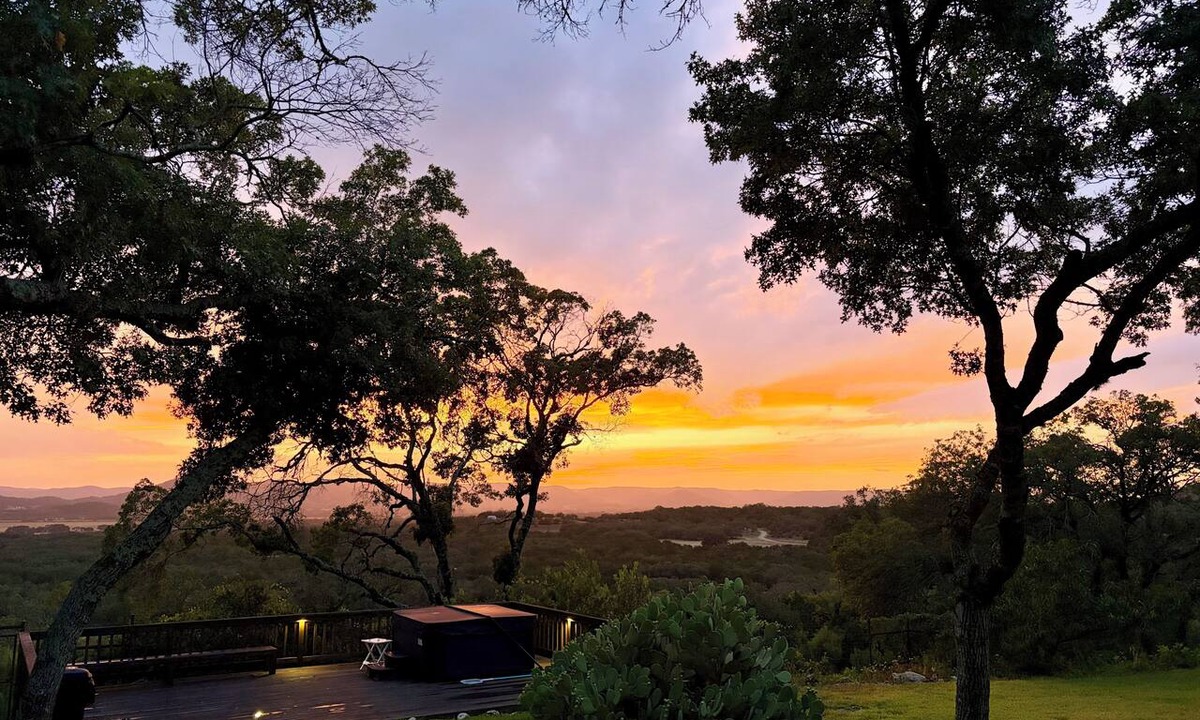 Utopia Cabin | Gorgeous Views and only 13 mi to Lost Maples SNA, 22 mi to Garner State Park!