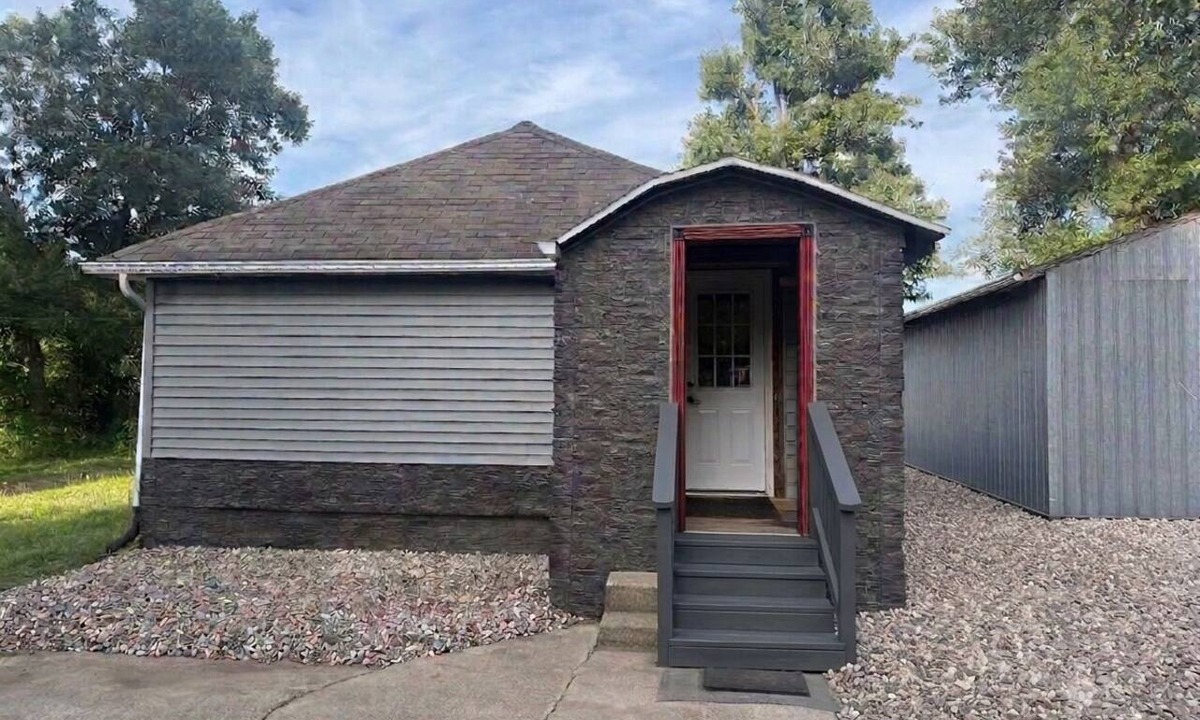 Mansfield House | Gothic Manor. Private home. Whole house. 2-bedroom home with AC and laundry