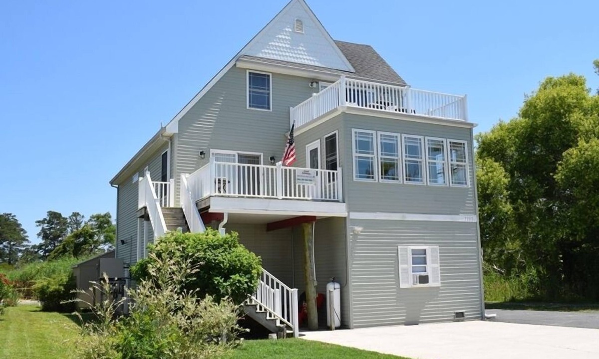 Chincoteague House | Grace Street Refuge | 4BR Home w/Decks, Kayaks & Firepit