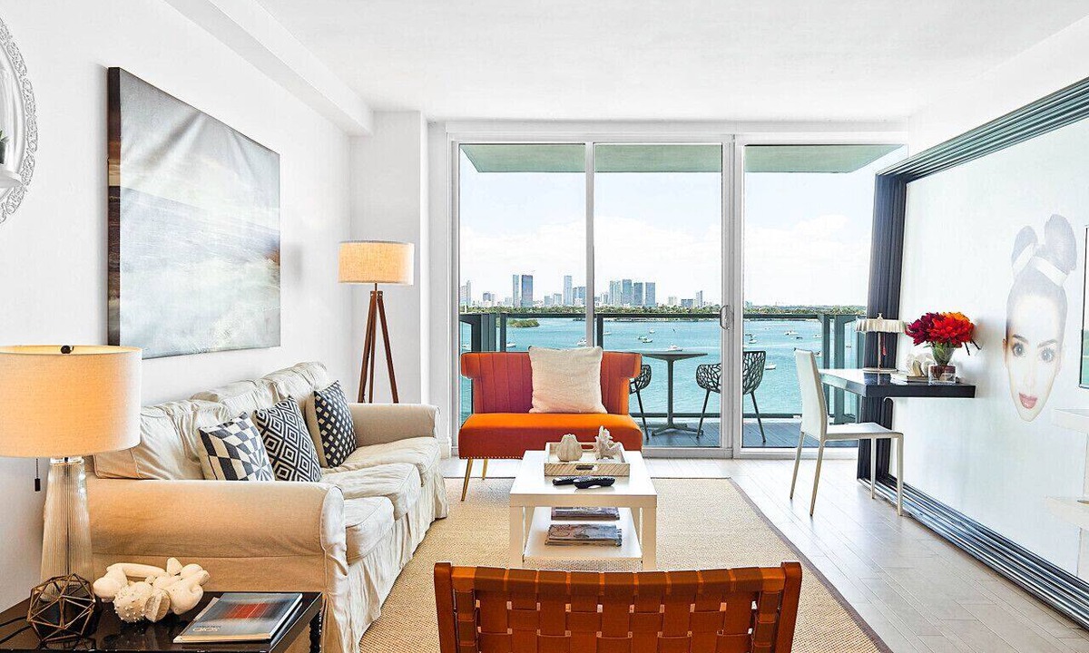 Flamingo/Lummus Apartment | Grand Deluxe Bay View Balcony Suite High Floor, King Bed, Pool and Spa Access
