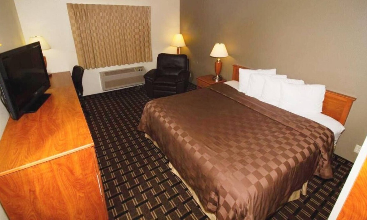 Kellogg House | Great Location! Budget-friendly Property, Pets Allowed, Near Staff House Museum!