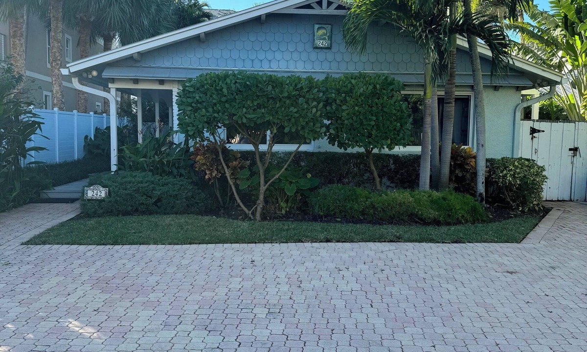 Marina District House | GREAT LOCATION! Clean, cozy, and comfortable! Walk downtown and to beach!