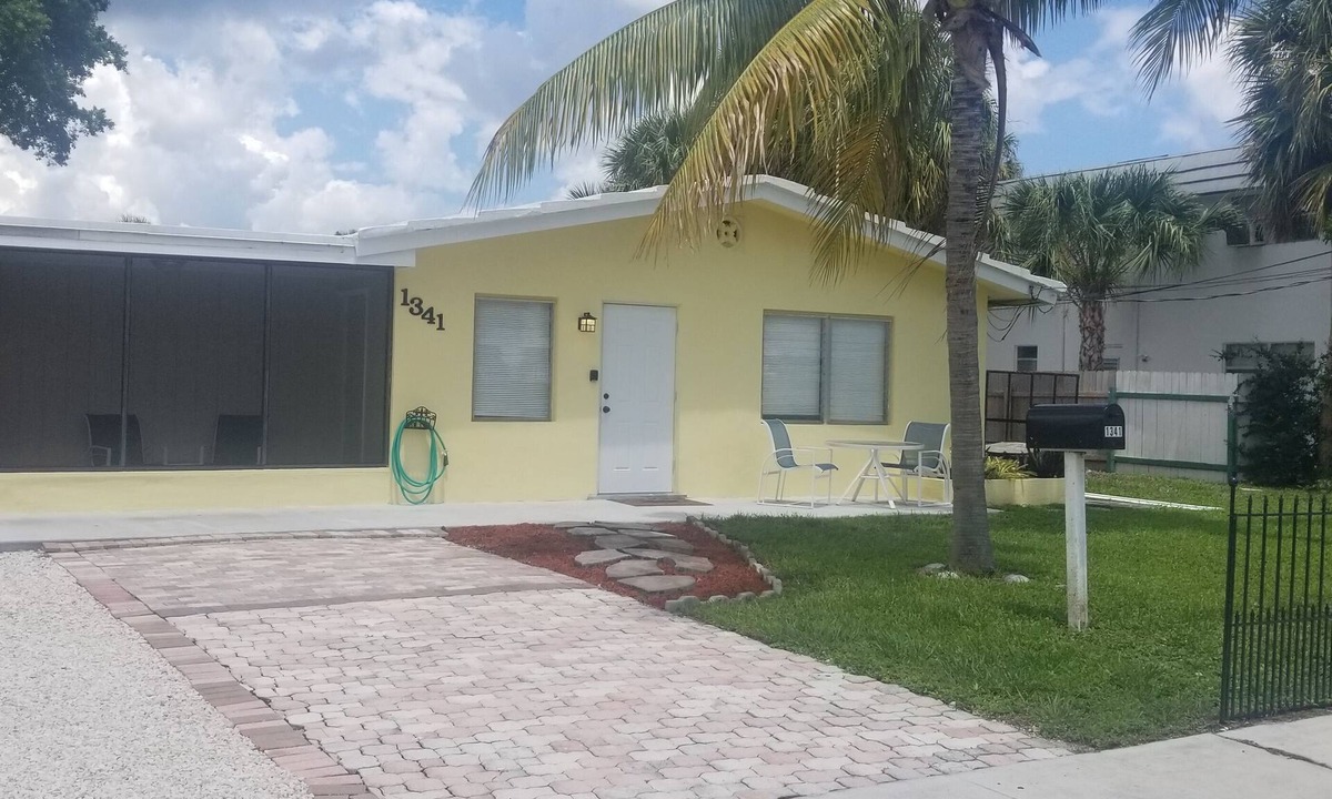 Deerfield Beach House | Great spot for a sunny, hassle free vacation. Clean, safe close to the beach.