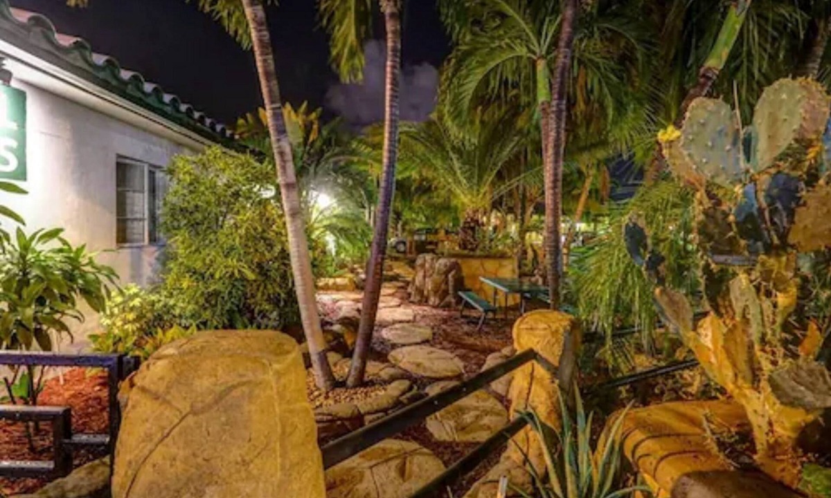 Hollywood Lakes Hotel | Green Seas Motel