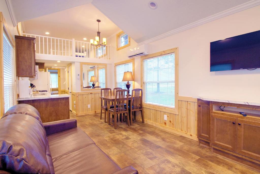 Topping House | Grey's Point Camp Cottage 3
