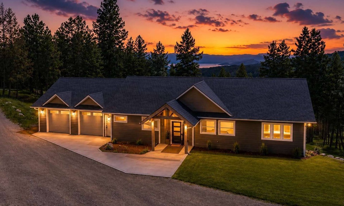 Somers House | Group Retreat Near Glacier | Lake Views