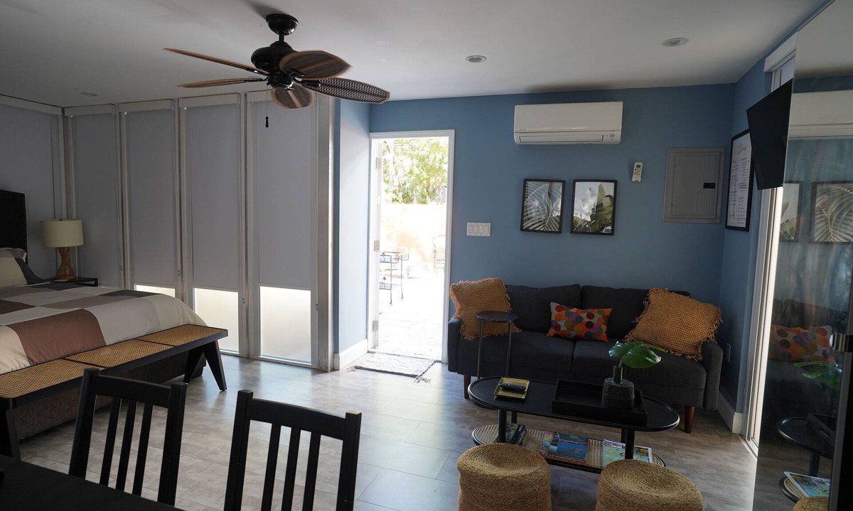 East Little Havana Cottage | Guest House with AC and WiFi in vibrant Miami