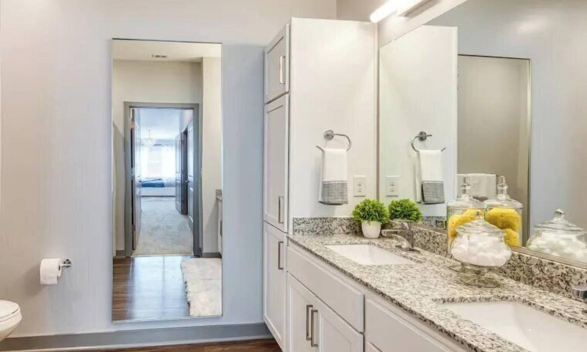 Coliseum Central Apartment | H4N Ellipse Urban | 1Bd Apartment Near Peninsula Town Center