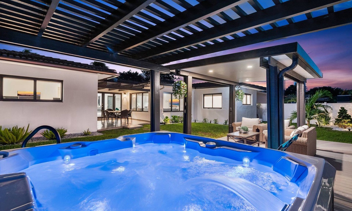 Hallandale Beach House | Hallandale Beach | Saltwater Jacuzzi | 3BR Escape! | Near Beach & Aventura + Gulfstream Races