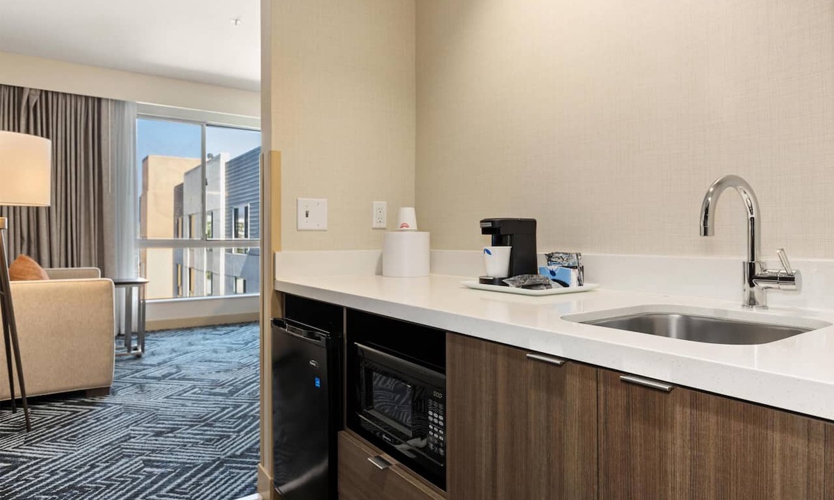 Pacific - Edison Hotel | Hampton Inn & Suites Los Angeles - Glendale