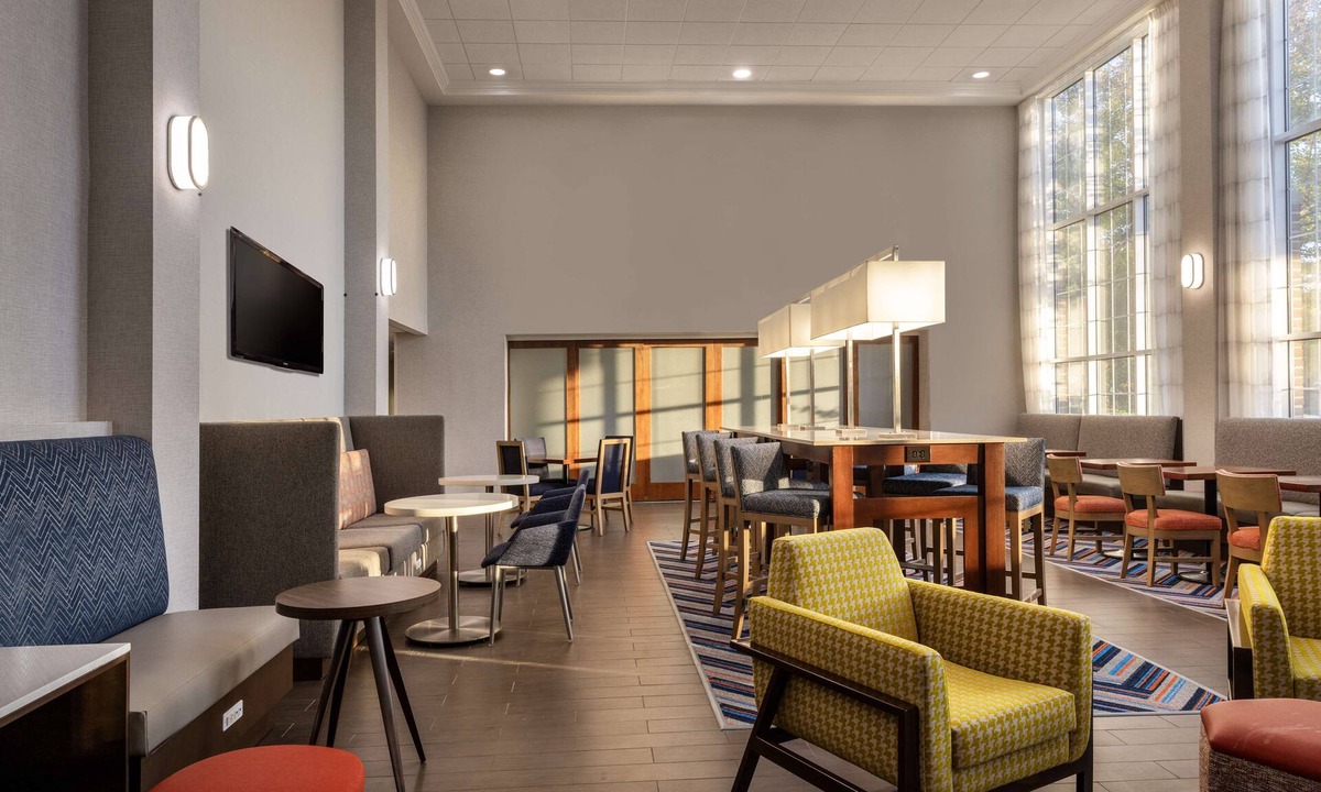 State College Hotel | Hampton Inn & Suites State College at Williamsburg Square