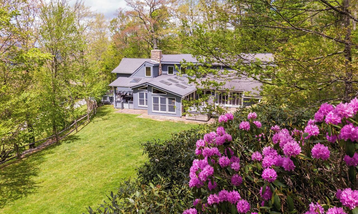 Blowing Rock House | Hearthstone- AppSki Mtn home with it all: hot tub, game room, fire pit, pets!