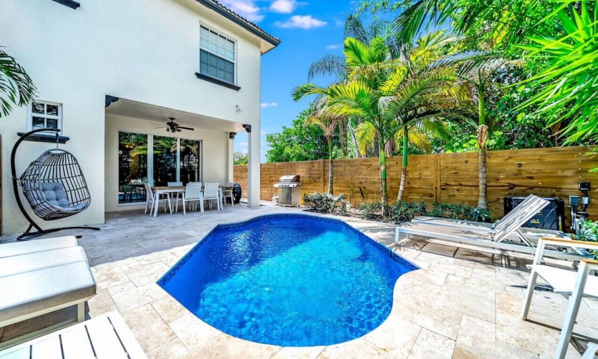Lake Ridge House | HEATED POOL+1 MILE TO BEACH! DOWNTOWN MODERN GEM!