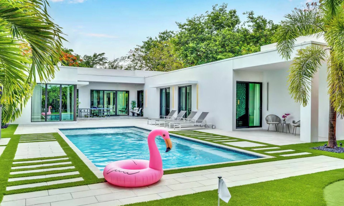 Golden Glades House | Heated Pool Basketball Private Villa BBQ Grill