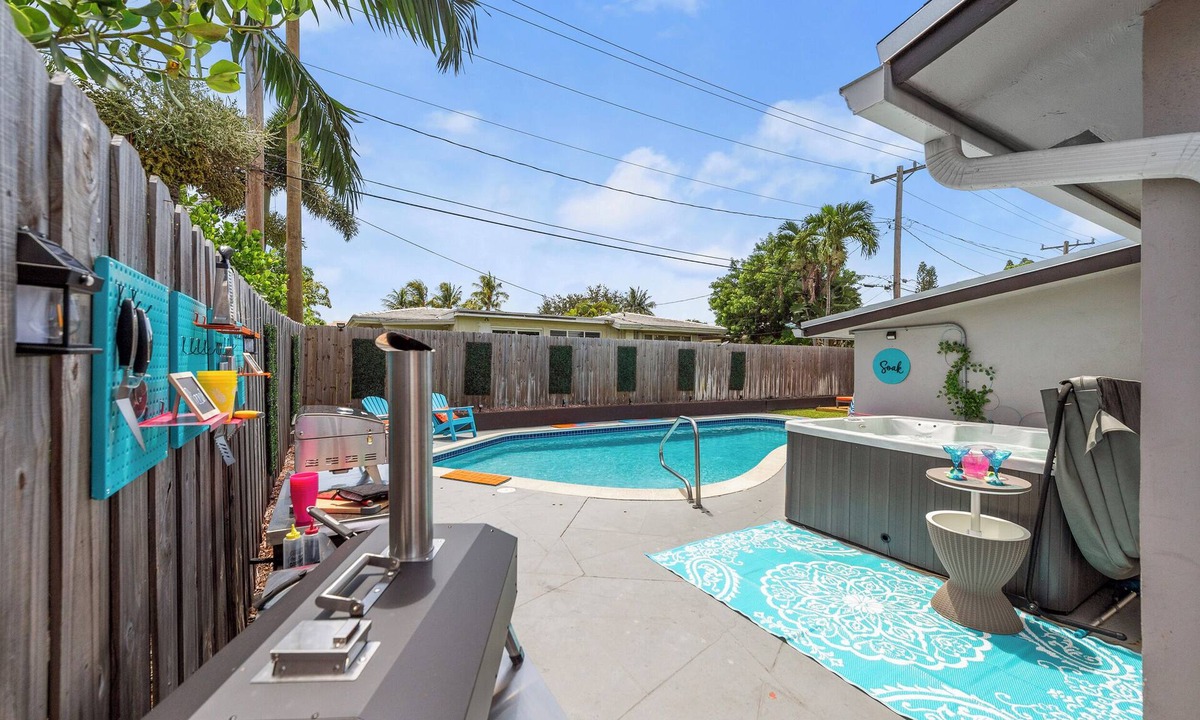 Coral Heights House | Heated Pool, Hot Tub, Grill & Pizza, Unique Family Haven 3BDR, 7min to the Beach