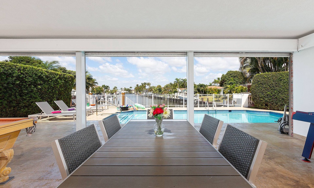 Bermuda Riviera House | Heated pool, minutes from the beach!