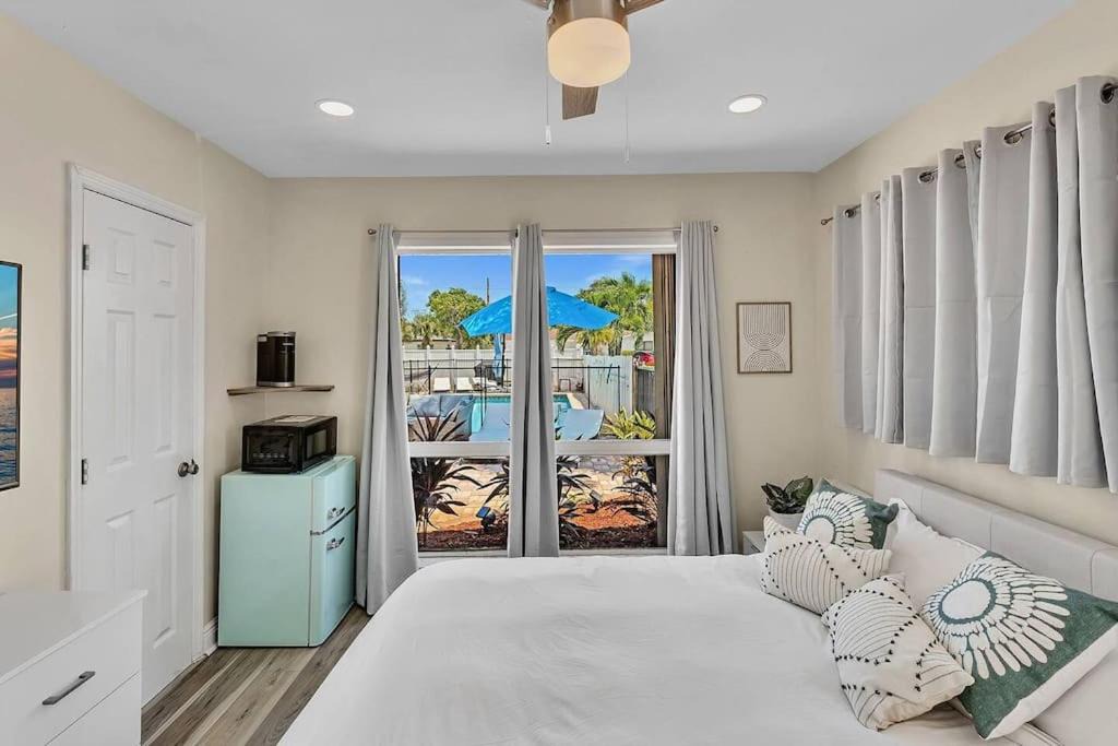 Coral Ridge Isles House | Heated Pool Parking BBQ. 2 Miles From The Beach!