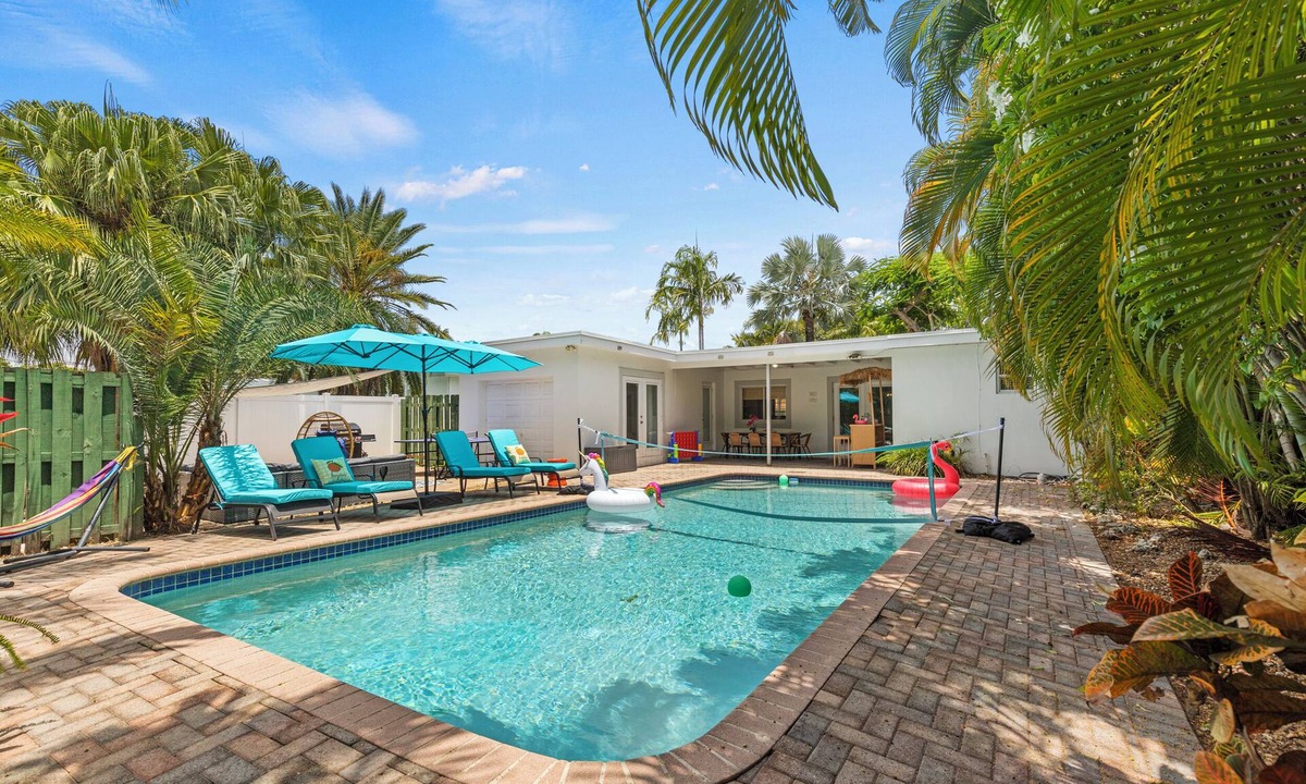 Hollywood Lakes House | Heated Pool/Tiki Bar/5 min to Beach