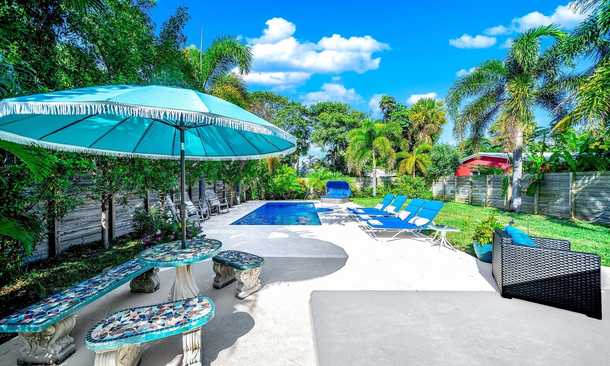 Deerfield Beach House | Heated SaltWater Pool! Fire Pit+Walk To Beach!