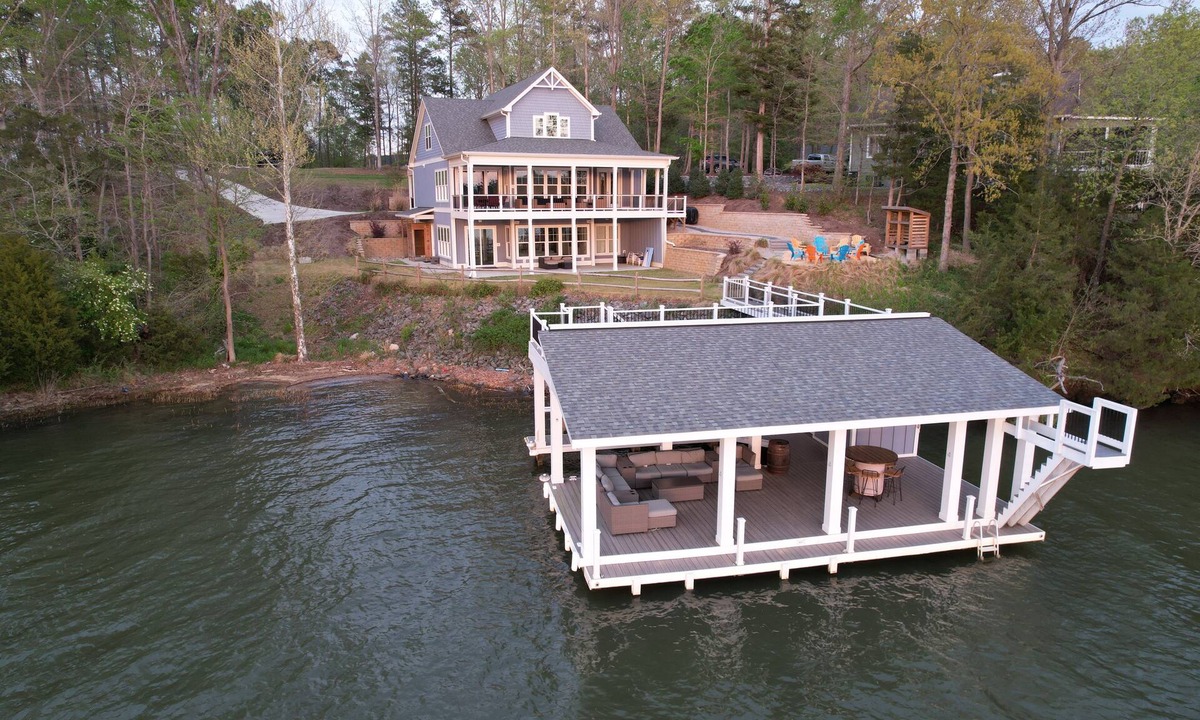Moratuck Manor House | "Heels Hide-A-Way" Great Main Lake View! Deep Water! Sleeps 12