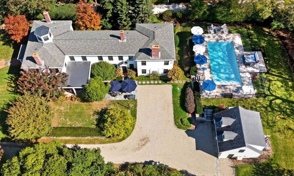 Chatham House | Hiawatha: 177-CC Gorgeous Chatham Estate with heated pool, walk to Town or Beach
