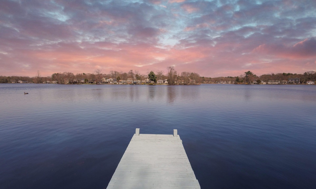 Holbrook House | Hidden Gem Lake House 3 BR, 2.5 BA