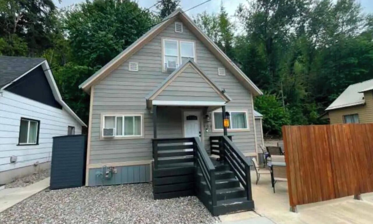 Wallace House | Hideaway Haven- In town 5 bedroom Snowy Mountain Chalet in Charming Wallace