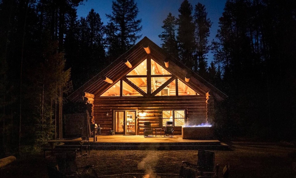 West Glacier House | Hideaway - West Glacier Log Home – Private Hot Tub
