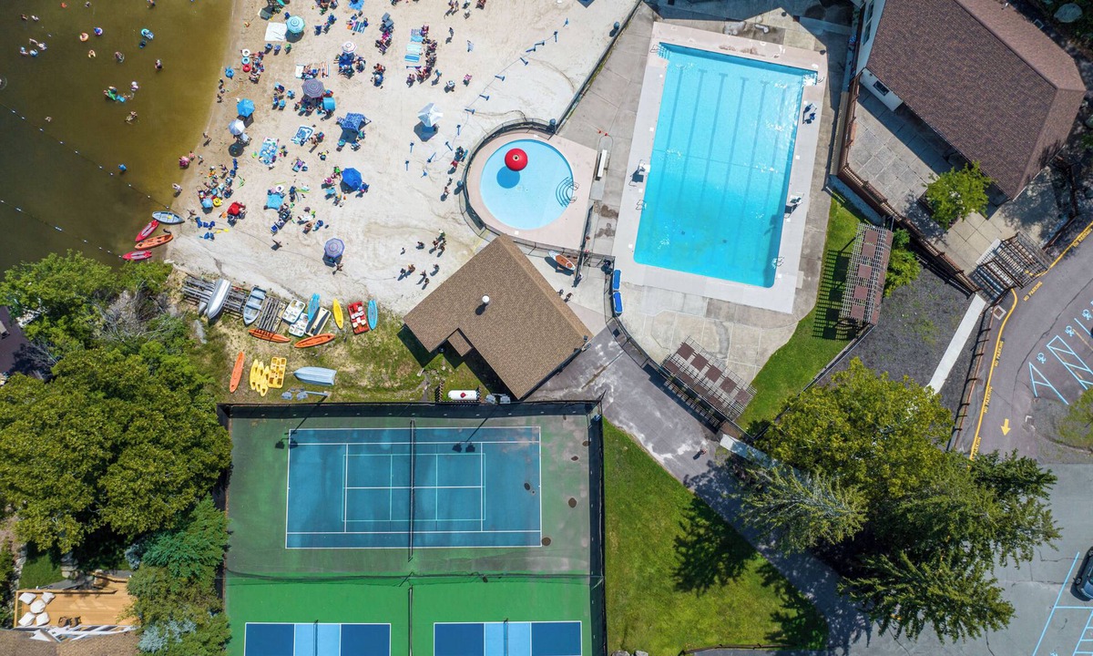Lake Ariel Ski Chalet | HIDEOUT 3BR RETREAT BIG DECK,GAME RM, FIREPIT,FIREPLACE 6BIKES KAYAKS GOLF POOLS