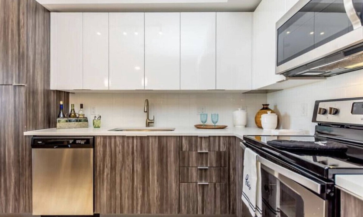 Tarpon River Apartment | High rise condo with balcony views and night life.