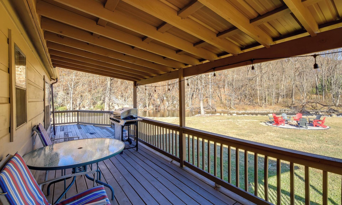 Damascus Cabin | Hike the AT! Creekside Cabin in Trail Town USA