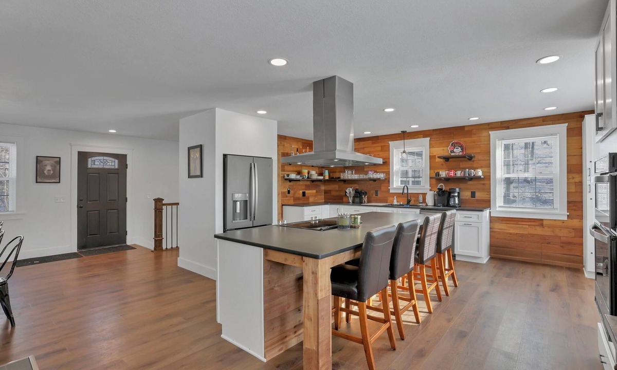 Warsaw House | Hillside Hideout - Spacious 5-bedroom house in peaceful Warsaw