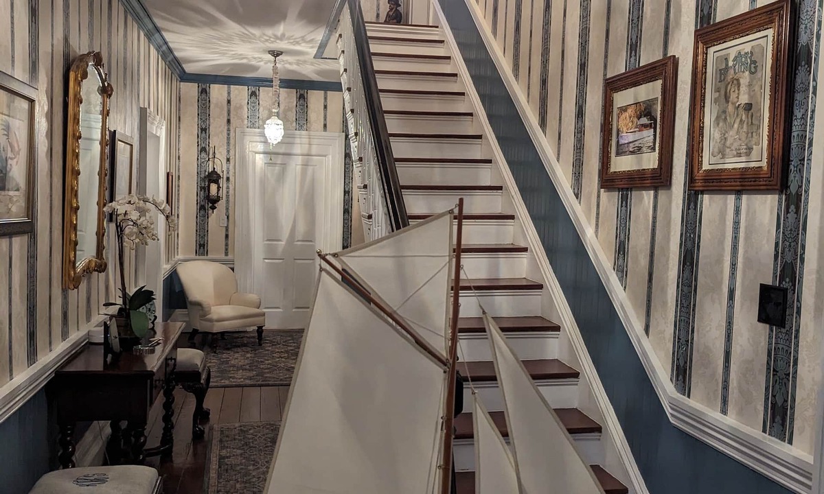 Washington House | Historic 1889 Victorian second floor 2BR Walk to Downtown Swindell House